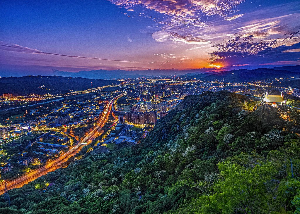 鳶山桐花日出